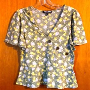 Full Circle Trends blouse sz. M white & yellow flowers on green background.